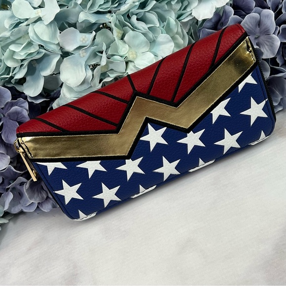DC Comics Wonder Woman Double Sided Clutch Wallet - Picture 10 of 16